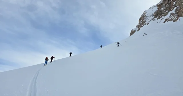 Çekyalı 5 dağcının Mor Dağı na kış tırmanışı 9 saat sürdü Hakkari Haberleri
