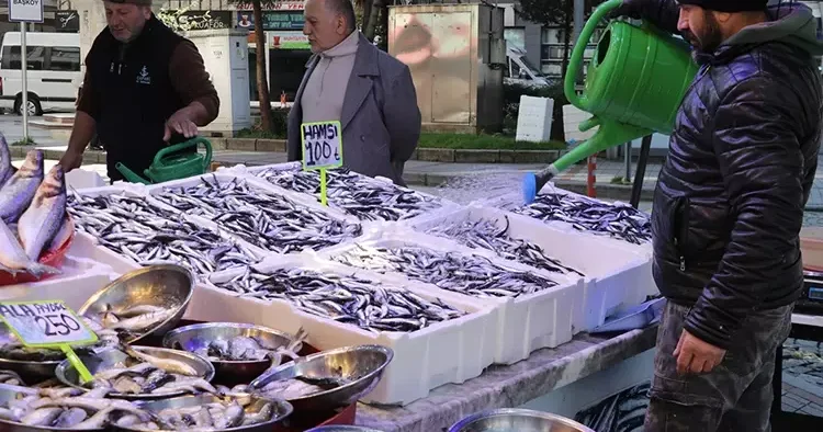 Tezgahlar şenlendi, fiyatı gören tezgaha koştu