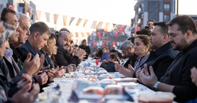 Çamdibi nde binlerce kişilik iftar sofrası İzmir Haberleri