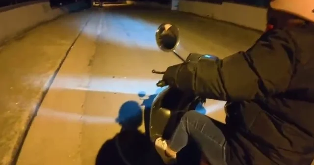 Annesine gece motor sürmeyi öğreten genç izleyenleri gülümsetti Bursa Haberleri