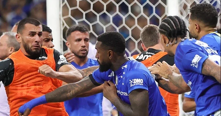 A.Mineiro Cruzeiro savaşında 23 kırmızı!