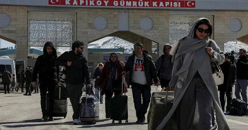 Hareketli görüntüler Van daki sınır kapısından: Ellerinde valizler, yüz ifadeleri dikkat çekici