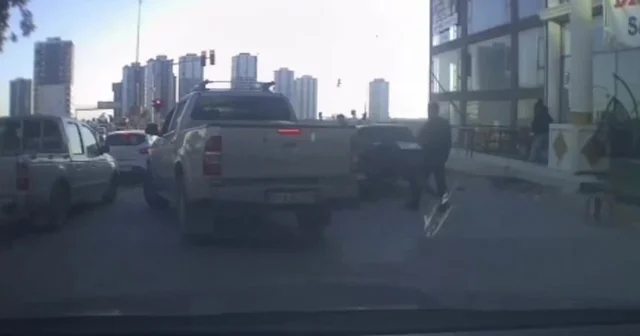 Trafikte tartıştıkları kişinin aracına sopa ve sandalyelerle saldırdılar Adana Haberleri