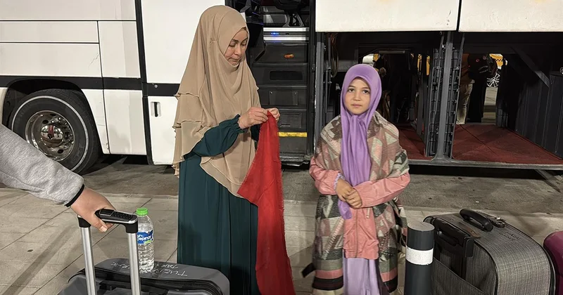 Enkazdan umre yolculuğuna...Küçük Hazal ın hayali gerçek oldu