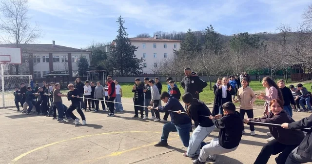 Salıpazarı ilçesinde ilkokullarda fiziksel etkinlikler ve geleneksel çocuk oyunları şenlikleri başladı Samsun Haberleri