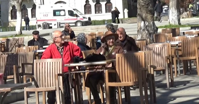 Gençler kaçıyor, emekliler yerleşiyor: Sinop ta çalışan sayısı, emeklilerin gerisinde kaldı Sinop ta demografik değişim: Emekli sayısı 66 bini aştı, listede zirveye oynadı Sinop Haberleri