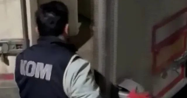 KOM ekiplerinden nokta atışı operasyon: 27 milyon TL lik kaçak sigara ele geçirildi VİDEO İZLE