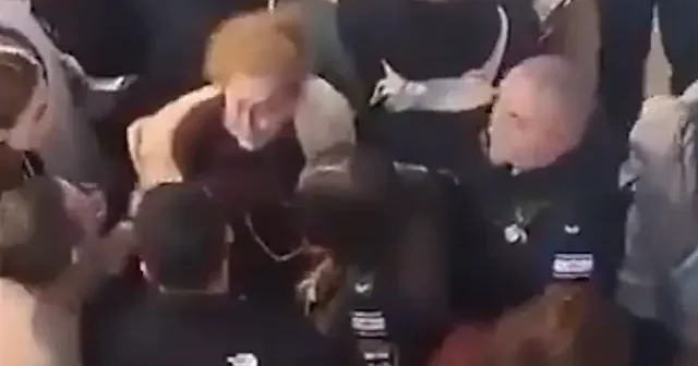 Ülkeden kaçmaya çalışan Siyonistler ortalığı birbirine kattı: Kargaşa çıkarıp sinir krizi geçirdiler VİDEO İZLE