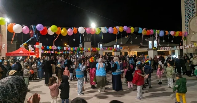 Teravih sonrası cami avlusunda çocuk şenliği düzenlendi Denizli Haberleri