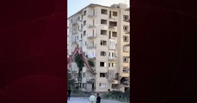 8 katlı bina iş makinesinin tek dokunuşuyla yerle bir oldu