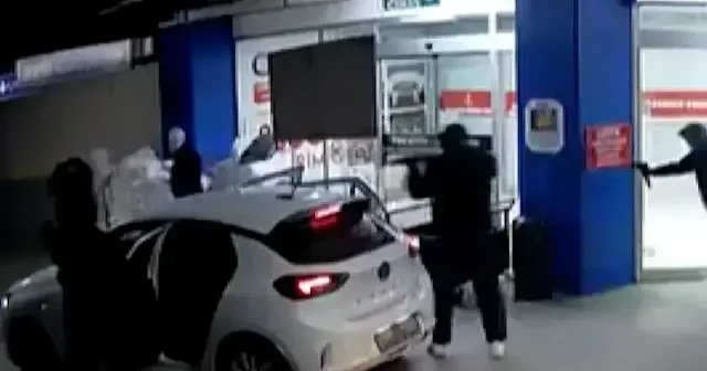 İstanbul un göbeğinde Hollywood filmlerini aratmayan soygun: Uzun namlulu silahlarla 20 milyon lirayı alıp kaçtılar VİDEO İZLE