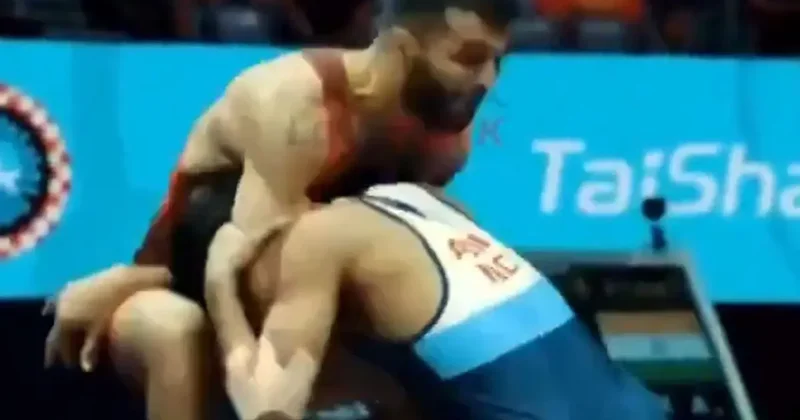Azerbaycanlı milli güreşçi Hint rakibine 13 saniyede kabusu yaşattı