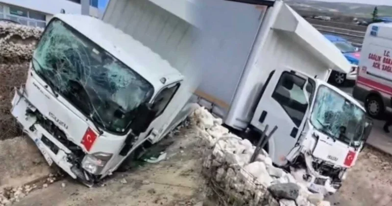 Kamyonuyla refüje çarptı hastaneye kaldırıldı: Kaza anı kamerada!