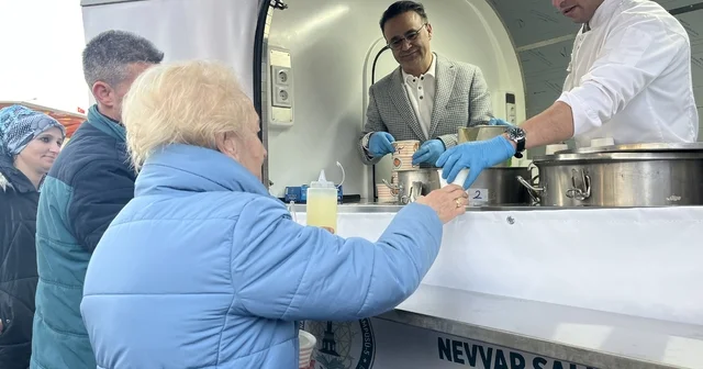 İzmir de meslek lisesi öğrencilerinden kendi hazırladıkları yiyeceklerle bin kişilik iftar İzmir Haberleri
