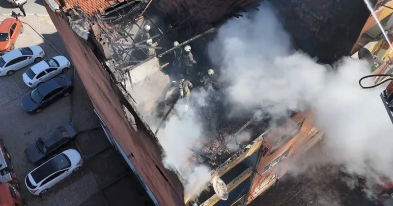 Esenler de korkutan yangın! 4 katlı binanın çatısı kül oldu