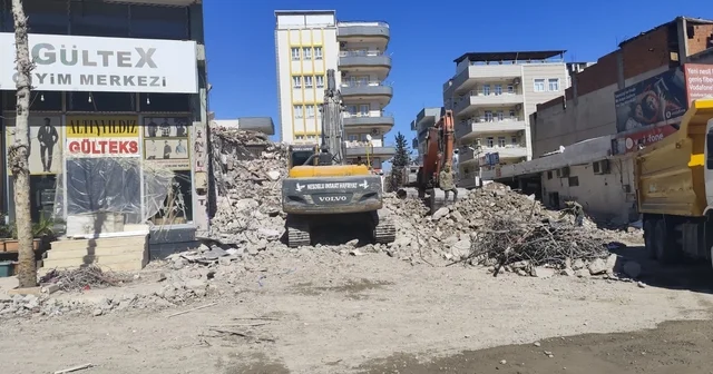 Kahta da yıkım molozları esnafı mağdur ediyor Adıyaman Haberleri