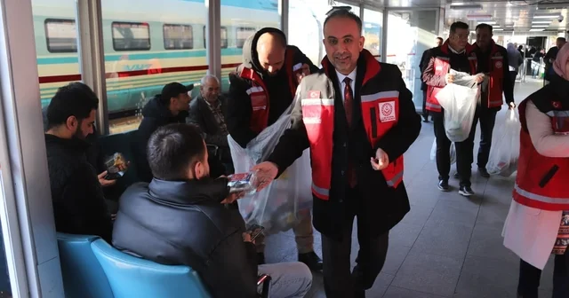 Konya da iftar vaktine yolda yakalananlara iftarlık ikram edildi Konya Haberleri