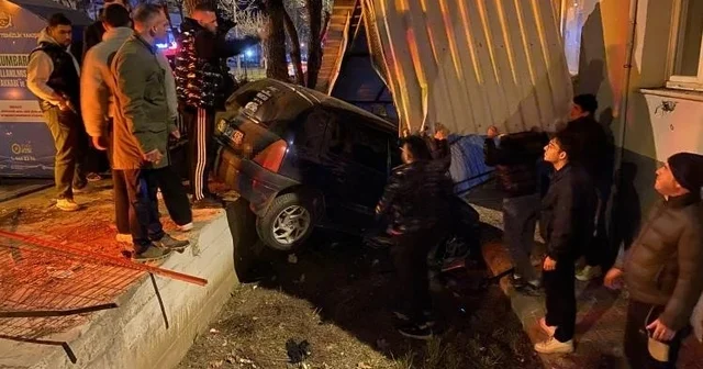 Bursa da kontrolden çıkan araç apartmanın bahçesine savruldu Bursa Haberleri