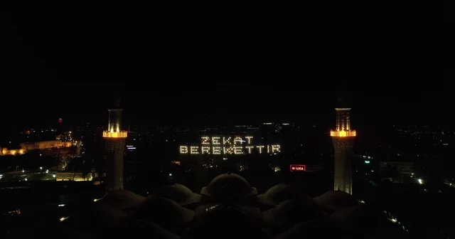 Ulucami nin yeni mahyası Uludağ dan görülüyor Zekat Berekettir yazılı mahya Bursa semalarında bu kez Uludağ a doğru ışıldadı Bursa Haberleri