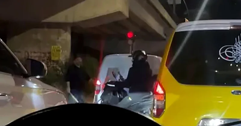 Tartıştığı sürücünün aracına sopayla giden taksici tutuklandı