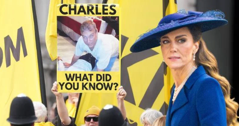 Prenses Kate Middleton ve Prens William ın kraliyet ailesiyle geleneksel kutlamasını Andrew protestosu gölgeledi