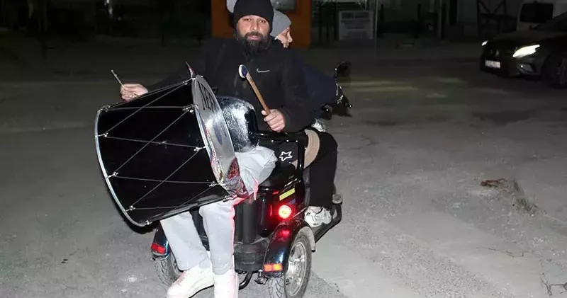 Eşinin kullandığı motosiklette davul çalarak mahalleliyi sahura kaldırıyor