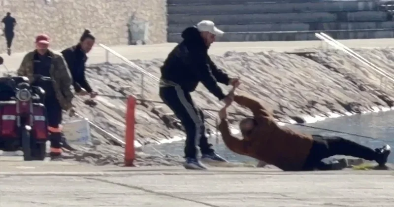 Balık tutarken selam almadı! Limanda tekme tokat kavga çıktı Sözcü Gazetesi