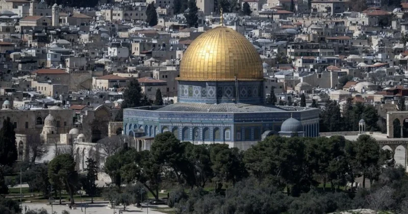 İsrail in kısıtlamalarına rağmen Filistinliler savaş bahanesiyle 5 haftadır kapalı olan Aksa ya akın etti Ortadoğu Haberleri