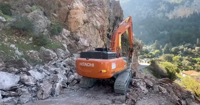 Fethiye de yamaçtan düşen kaya parçaları yolu kapattı (2) Muğla Haberleri