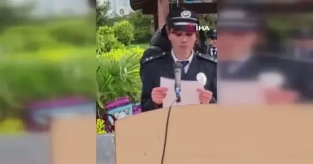 Diyarbakır da vatandaşlar yağmurda ıslanan polislere şemsiye tuttu! O anlar kamerada