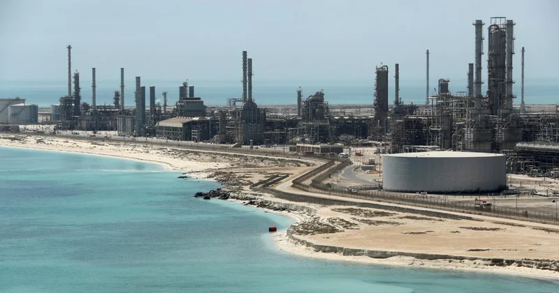 Suudi Arabistan: Enerji tesislerine yönelik saldırılar nedeniyle günlük 700 bin varil petrol akışı kaybı yaşandı