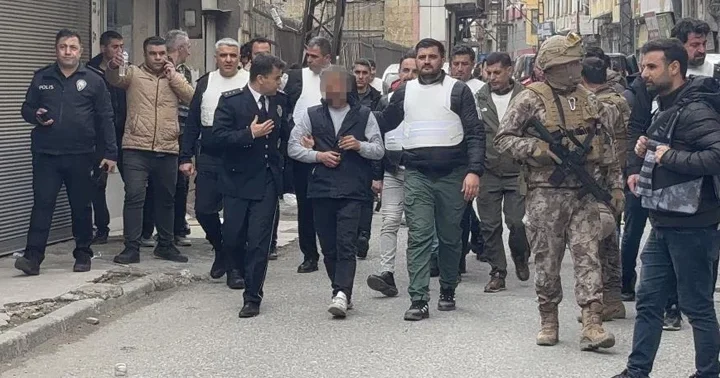 Gaziantep te korku dolu anlar: 3 kişiyi silahla rehin aldı, kız arkadaşını yaraladı! Operasyonla yakalandı