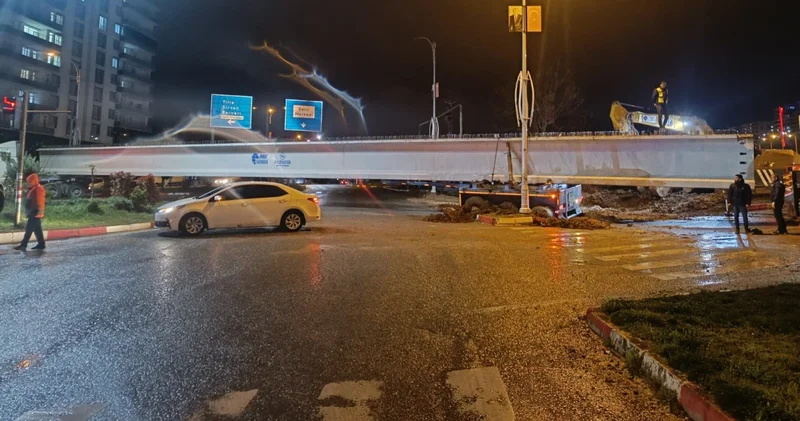 Köprü kirişi takıldı, yol kapandı! Son dakika haberleri