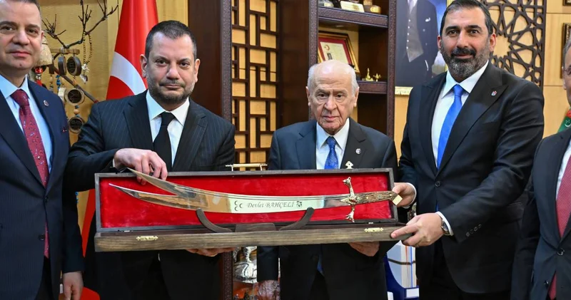 Trabzonspor Başkanı Bahçeli’ye Zülfikar hediye etti