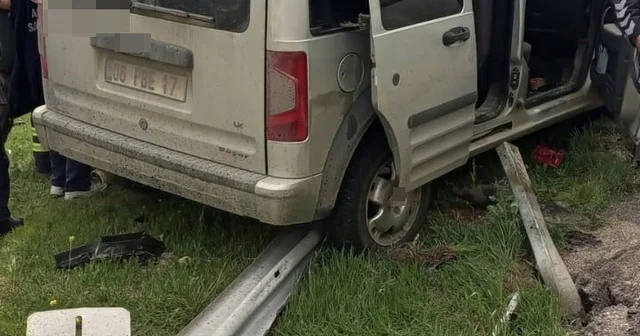 Kamyonet bariyerlere çarptı: 5 yaralı Amasya Haberleri