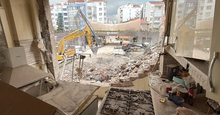 8 katlı binanın yıkımında önce iş yerinin duvarı sonra bir evin duvarı yıkıldı! Kaç gündür ev beşik gibi sallanıyor