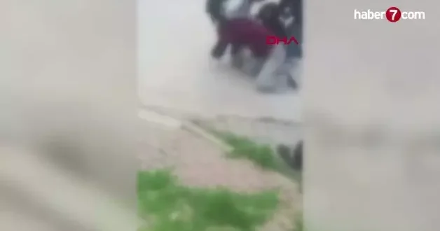 Bursa da okul çıkışı dehşeti: Yere yatırdıkları kızı tekme tokat darbettiler