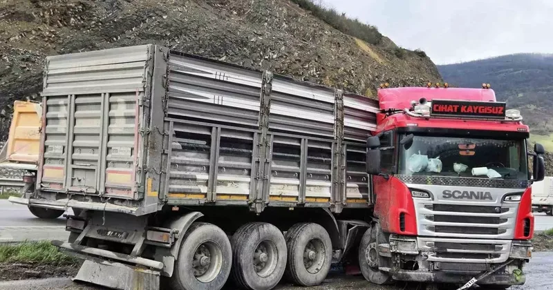 Tır makasladı: Sürücü yaralandı