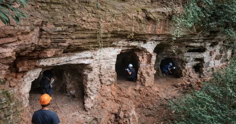 Kaya üzerindeki sıra dışı oyuklar soru işareti yarattı: Görenler durup tekrar bakıyor Sözcü Gazetesi