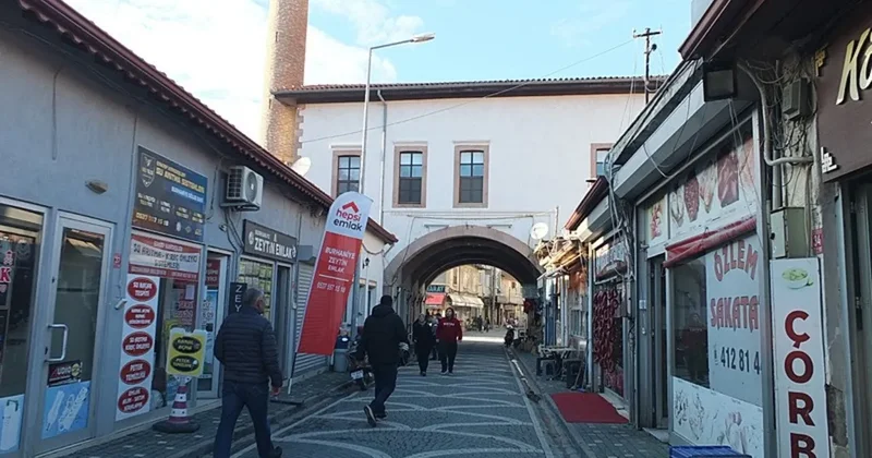 Altından yol geçen cami