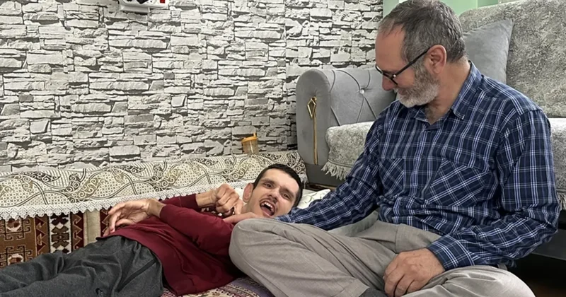 O görüntüler çok konuşulmuştu: Engelli oğlu için yaptıkları takdir topladı! Pencereden dışarı baksın diye...