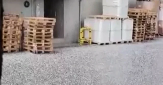 İstanbul’da nisan ayında dolu sürprizi: Kısa sürede sokaklar beyaza büründü VİDEO İZLE