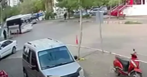 Kapısı açık unutulan otobüsten yaşlı adam düştü! Korkunç anlar güvenlik kamerasına yansıdı