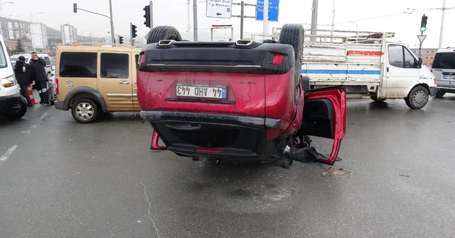 Otomobil ile çarpışan araç ters döndü: 2 yaralı Malatya Haberleri