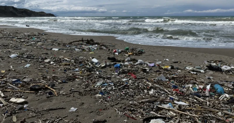 Bir anda böyle oldu: Sahil çöp yığınına döndü Gündem Haberleri