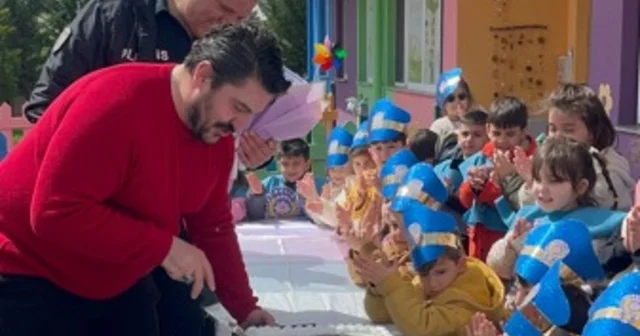 Anaokulu öğrencilerinden şüpheli şahıs ihbarına gelen polislere pastalı sürpriz Amasya Haberleri