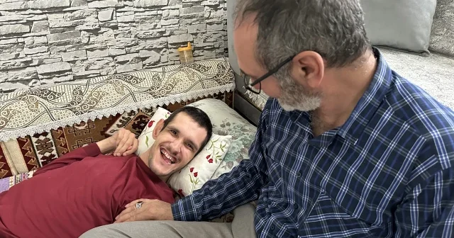 Fedakar baba milyonların yüreğine dokundu: O Allah ın bir hediyesi nasıl isyan edeyim VİDEO İZLE