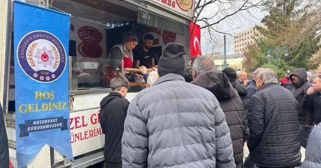 Mevlit çıkışı vatandaşlara lokma ikramı Eskişehir Haberleri