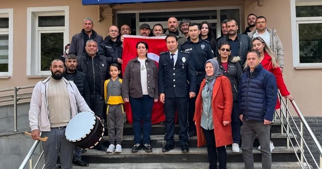 Mahalle sakinlerinden polislere sürpriz kutlama Kayseri Haberleri