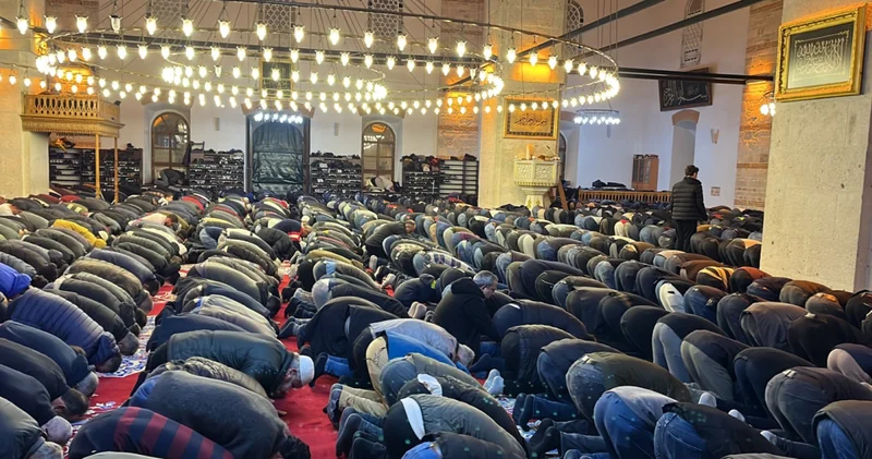 Cuma namazı kılınışı: Cuma namazı nasıl kılınır, kaç rekattır, cuma namazında hangi dua ve sureler okunur?